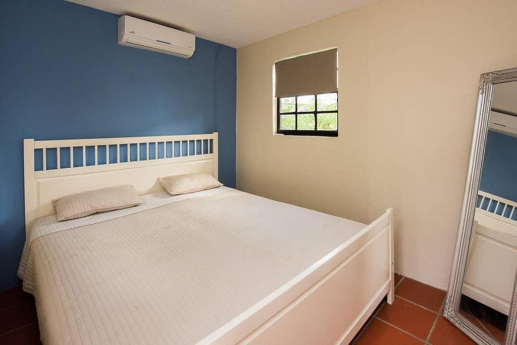 Smileys Apartment And Car Rental Виллемстад Экстерьер фото